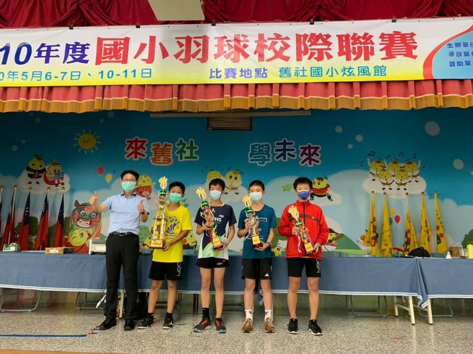 龍山國小羽球隊合照