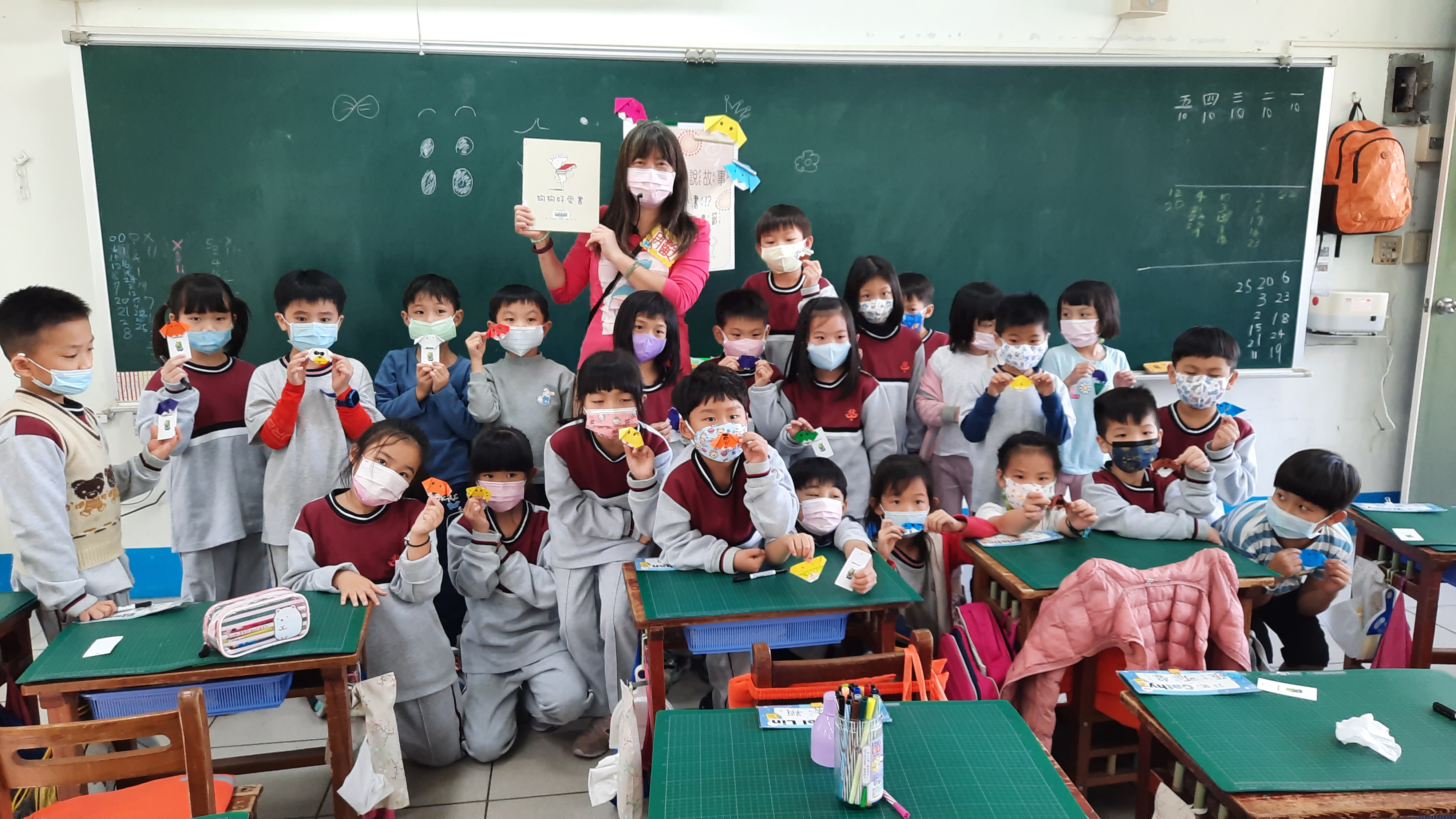 帶著狗狗書籤跟月齡媽媽合照