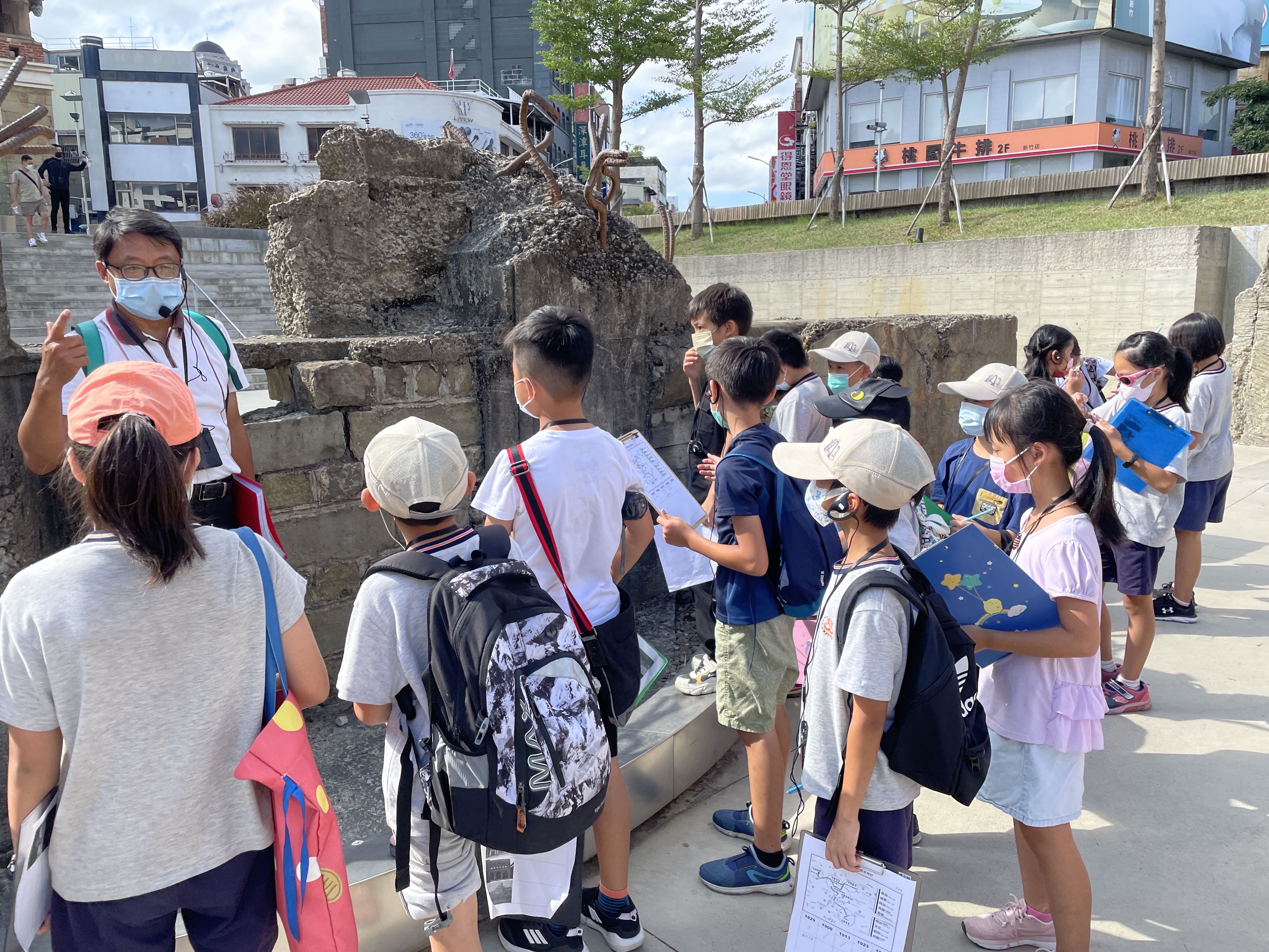建設的開挖下看到古代的建築遺跡-船首石